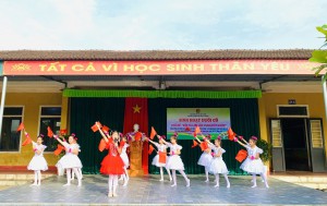 Liên đội trường tiểu học Kỳ Thịnh 1 Tổ chức sinh hoạt dưới cờ theo chủ đề “Đội ta lớn lên cùng đất nước