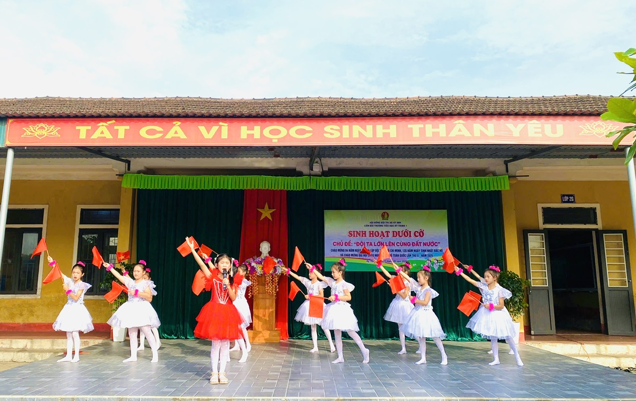 Liên đội trường tiểu học Kỳ Thịnh 1 Tổ chức sinh hoạt dưới cờ theo chủ đề “Đội ta lớn lên cùng đất nước